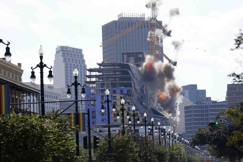 Varias explosiones sacuden dos grandes grúas en una demolición controlada junto a un hotel Hard Rock que se desplomó, en Nueva Orleans. (AP/Gerald Herbert)