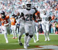El running back De'Von Achane (28) de los Dolphins de Miami celebra tras anotar un touchdown.