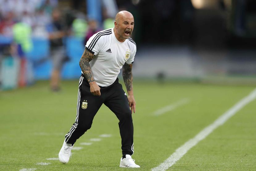 El técnico de Argentina Jorge Sampaoli grita durante el partido contra Francia en los octavos de final del Mundial en Kazán, Rusia. (AP)