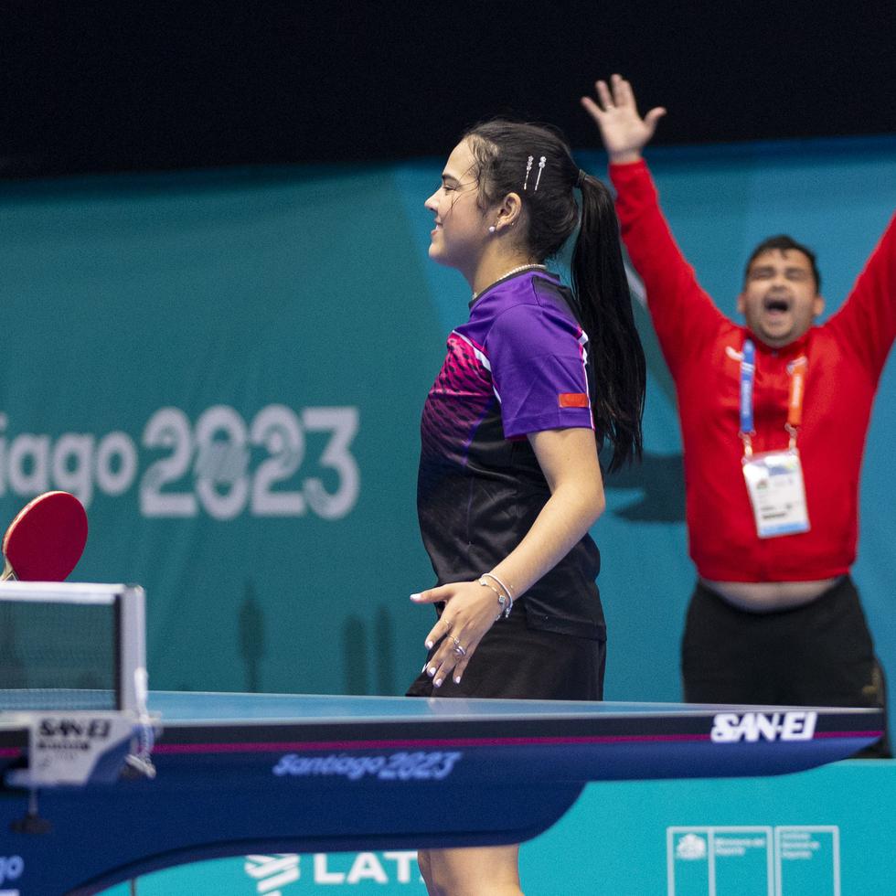 Adriana Díaz se convirtió en Santiago 2023 en la atleta boricua con más medallas en la historia de los Juegos Panamericanos. Al fondo, su padre y entrenador Bladimir Díaz celebra el triunfo.