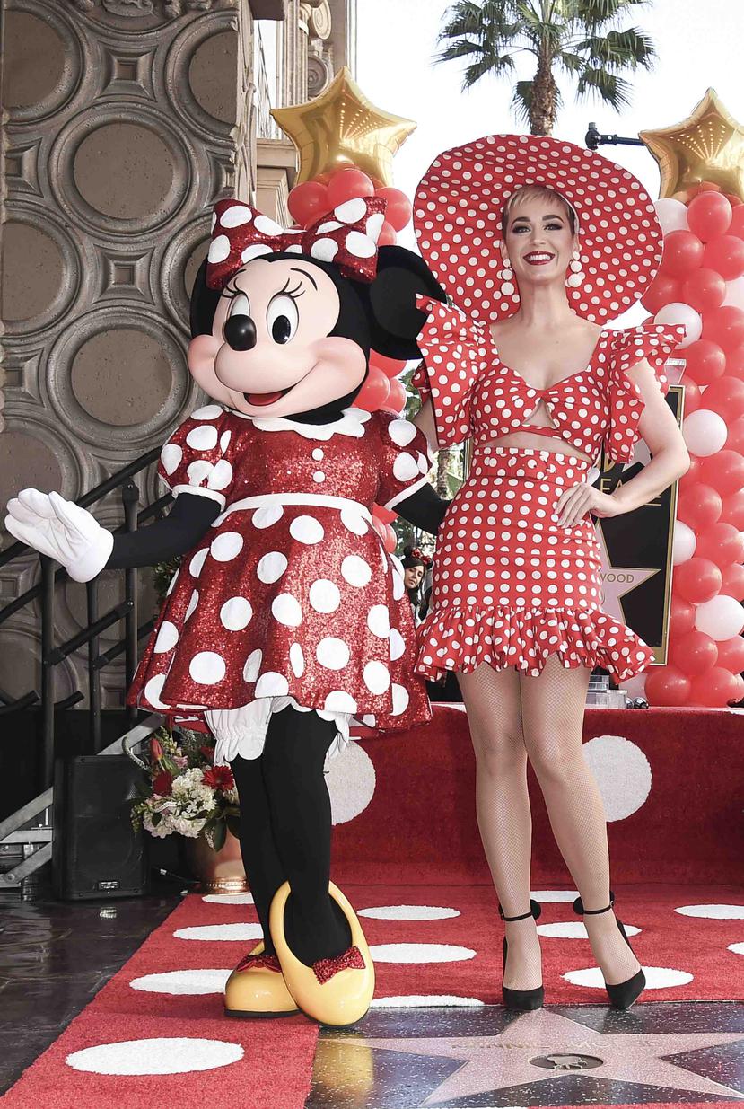 Katy Perry feliz al lado de uno de sus personajes favoritos (AP).