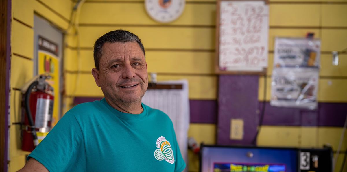 Alvin Flores comenzó en la venta de billetes de Lotería Tradicional en el 1990.