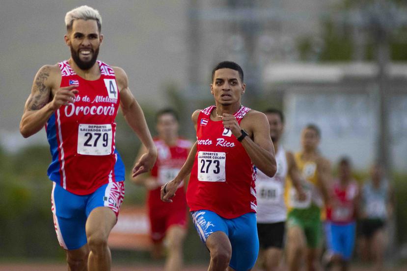 Wesley Vázquez (izquierda) se despega de Andrés Arroyo durante la carrera de 800 metros en Gurabo.