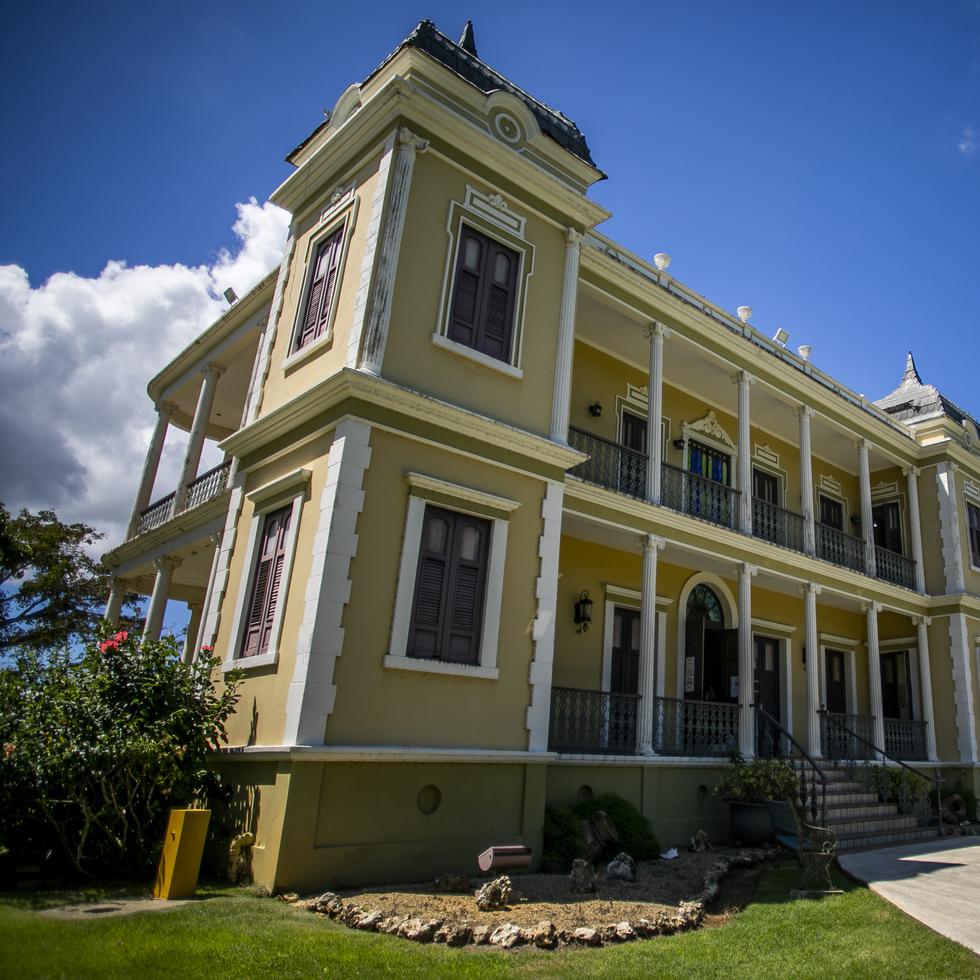 El museo Palacete Los Moreau, también conocido como Castillo Labadie, ubicado en el barrio Aceitunas, está abierto al público para conocer el lugar en el que está enmarcada la clásica novela La Llamarada, del escritor puertorriqueño Enrique Laguerre.