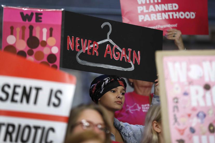 La encuesta de CBS muestra, asimismo, que el 69 % de las mujeres favorece el mantenimiento de la legalidad del aborto, comparado con el 65 % de los hombres. (AP)