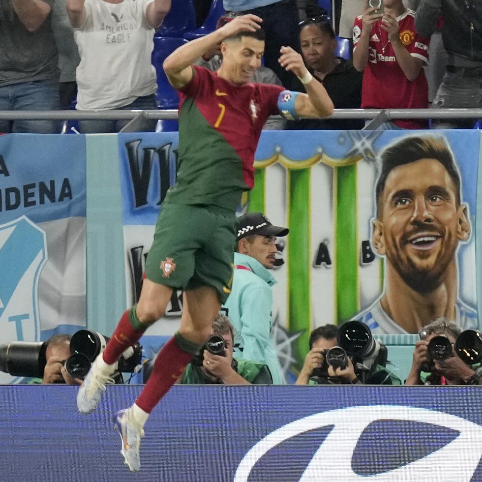 Cristiano Ronaldo celebra en grande su primer gol de la Copa Mundial Catar 2022 al cobrar con éxito un tiro de penal, y de paso hacer historia como el primer futbolista en anotar en cinco ediciones de los Mundiales.