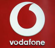El logo de la operadora de celular Vodafone se ve en una de sus tiendas minoristas en Oxford Street, Londres.