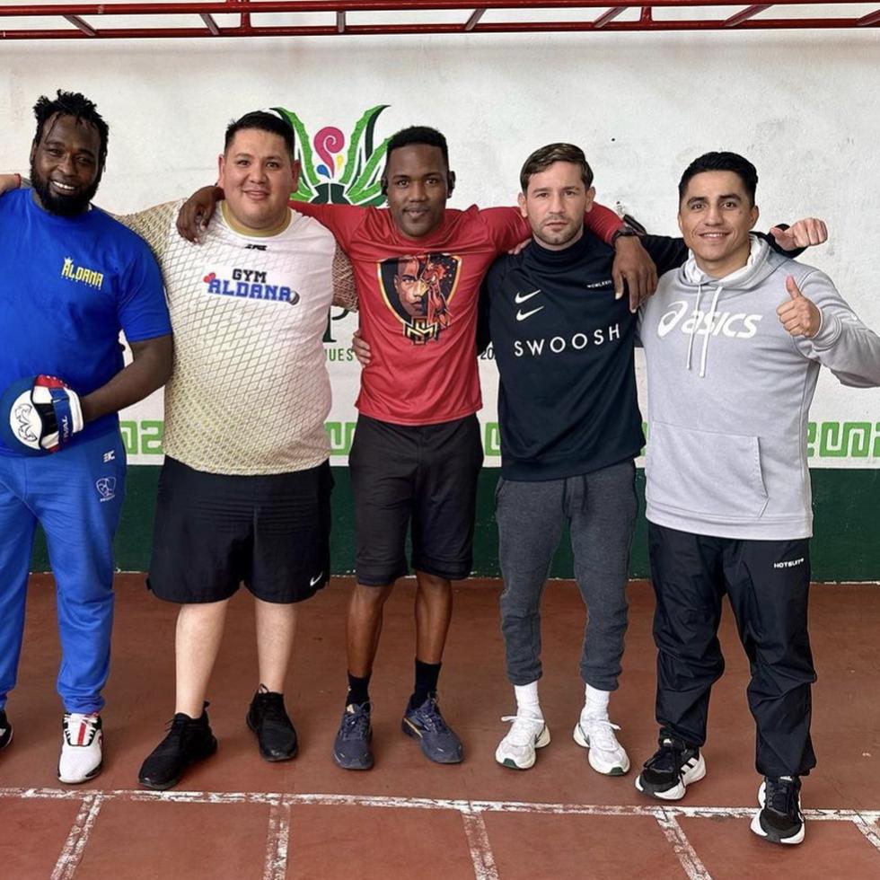 Jeyvier Cintrón (segundo desde la derecha) lleva cerca de mes y medio en Jiquipilco, México, entrenando junto a Emmanuel Rodríguez (primero desde la izquierda) y Subriel Matías (en camisa roja).