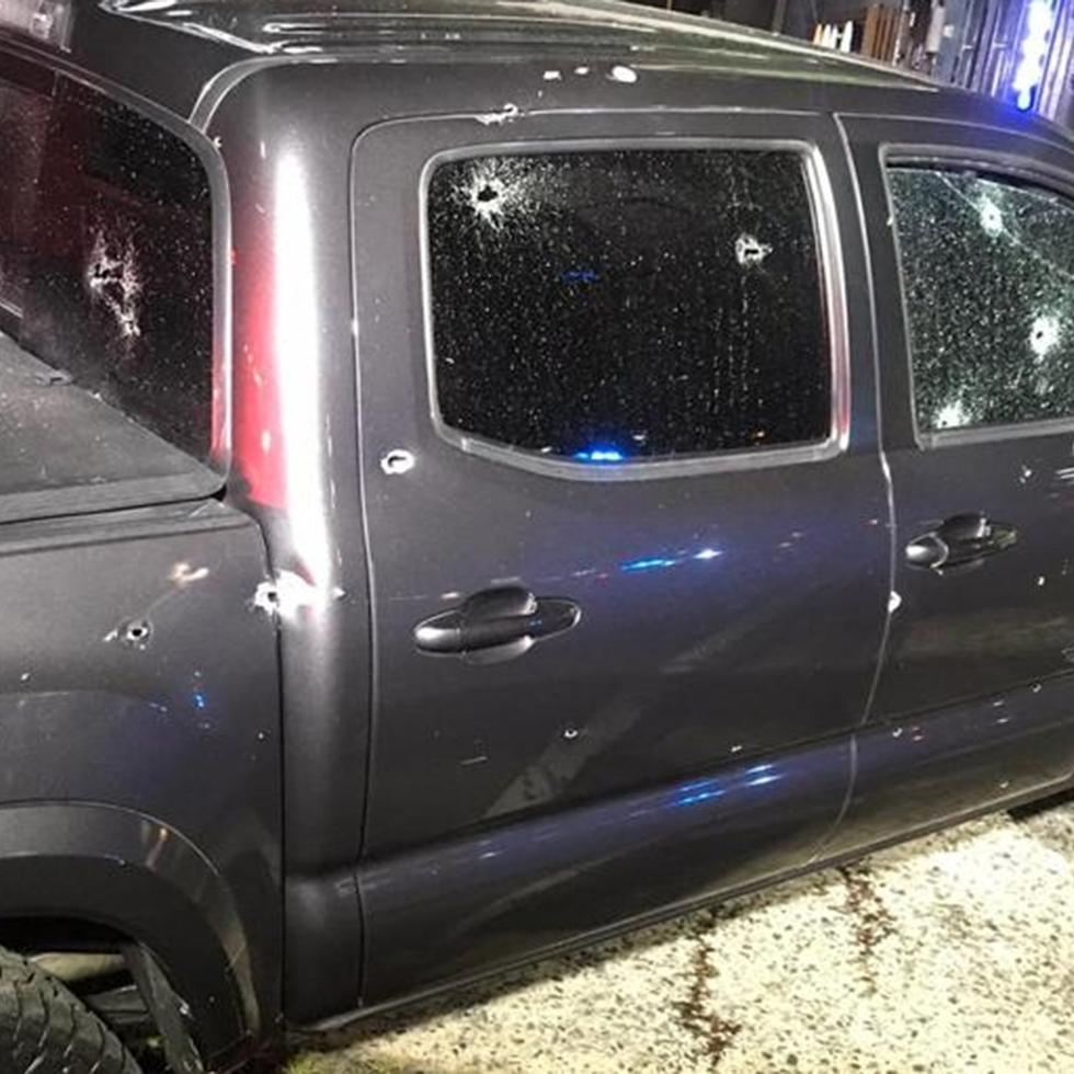 Imagen del vehículo en el que viajaba Isadora Nieves Cruz, mejor conocida como "Pinky Curvy", junto con Edwin Rivera Pérez, cuando fueron atacados a tiros en octubre de 2020.