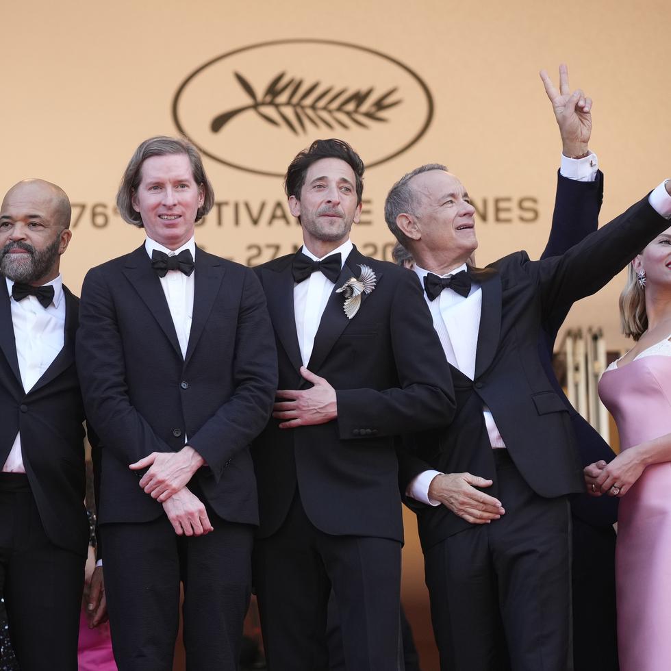 Jeffrey Wright, de izquierda a derecha, el director Wes Anderson, Adrien Brody, Tom Hanks y Scarlett Johansson posan al llegar al estreno de la película 'Asteroid City' en el festival internacional de cine de Cannes, en el sur de Francia. (Foto Scott Garfitt/Invision/AP)