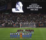 Los futbolistas de West Ham y FCSB Steaua Bucharest guardan un minuto de silencio por la muerte de la reina Elizabeth II de Inglaterra antes de un juego del Grupo B de la Europa League, en el Estadio de Londres, el jueves.