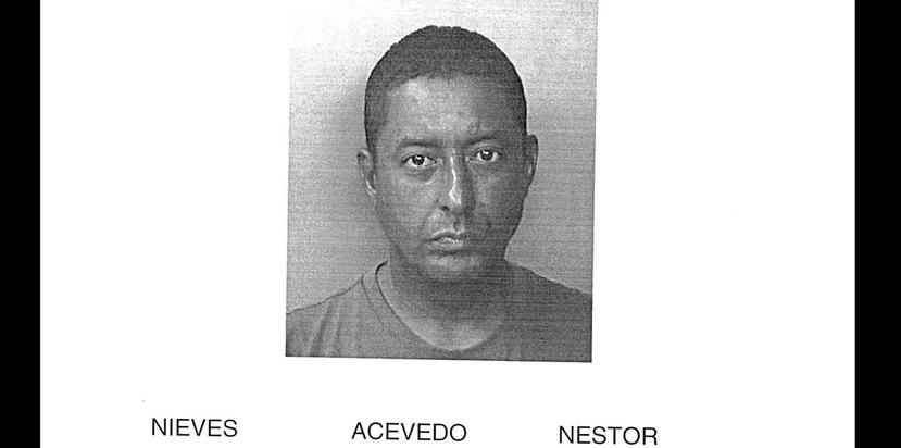 Según las autoridades, Néstor Nieves Acevedo simuló que tenía un arma de fuego guardada en una mochila y anunció el asalto. (Suministrada / Policía)