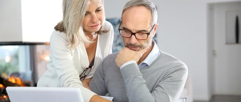 Si eres mayor de 65 años y tus ingresos anuales no sobrepasan los $15,000 podrías ser elegible para un crédito de $200. (Shutterstock)