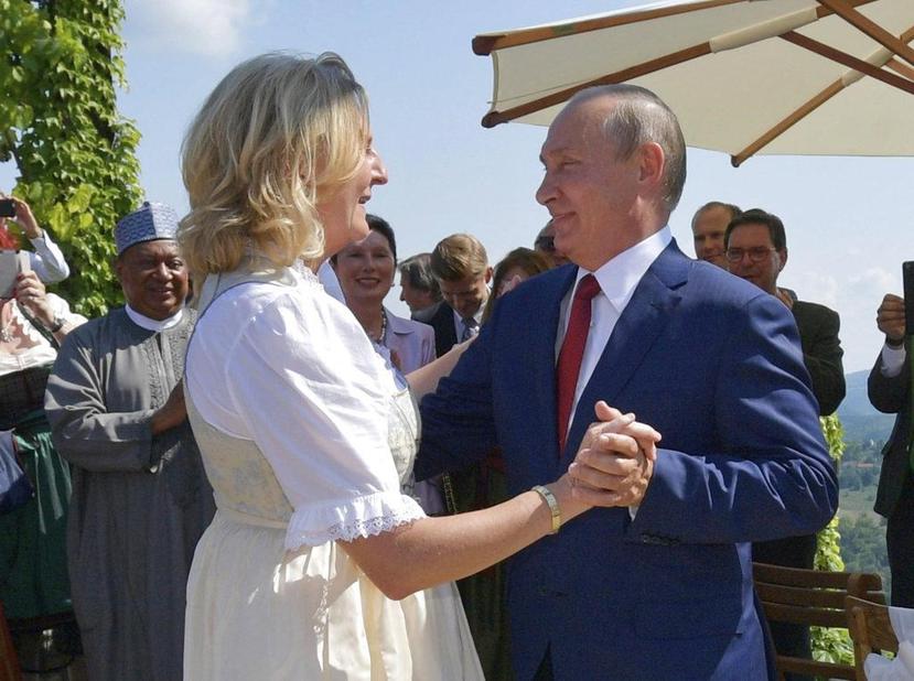 La canciller Karin Kneissl y el mandatario Vladímir Putin. (AP)
