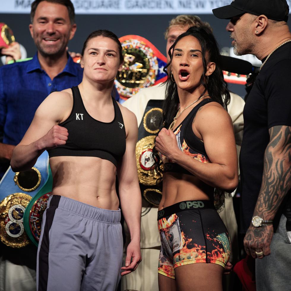 Katie Taylor (izquierda) y Amanda Serrano durante el pesaje de su primera pelea el pasado abril en Nueva York.