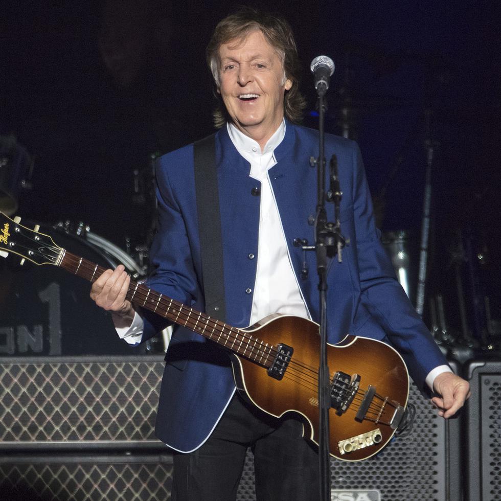 ARCHIVO - Foto de archivo del 10 de julio de 2017 de Paul McCartney actuando en la Amalie Arena de Tampa, Florida, EEUU. McCartney regresa al Cavern Club de Liverpool, considerado la cuna de los Beatles, el jueves 26 de julio de 2018. (AP Foto/Scott Audette)