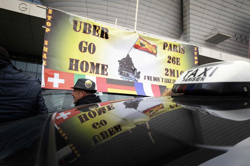 Taxistas en huelga se manifiestan en París contra lo que consideran la competencia desleal de servicios rivales como Uber. (AP)
