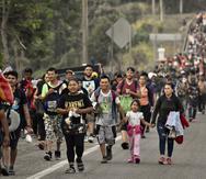 Migrantes marchan hacia Huehuetán, en el estado de Chiapas, México, el lunes 24 de abril de 2023. (AP Foto/Édgar H. Clemente)