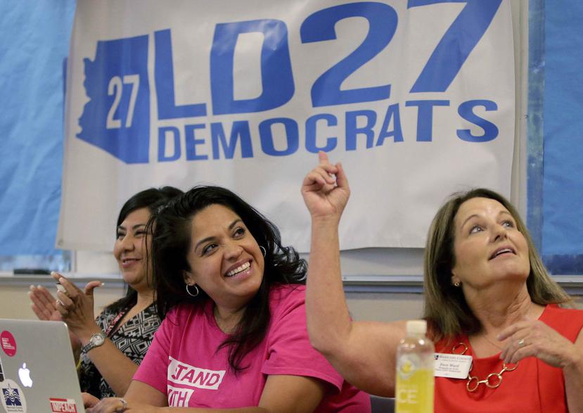 Fern Ward (der) y Maritza Sáenz, directora y codirectora respectivamente de la delegación demócrata del Distrito 27 de Arizona. (AP)