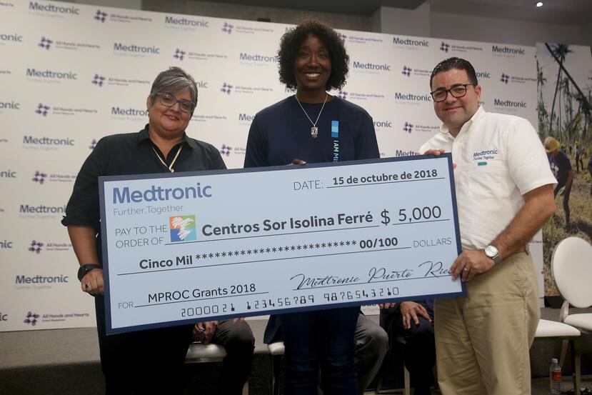 Iris Donato, de Centros Sor Isolina Ferré recibe el donativo de $5,000 junto a la directora global de Medtronic Foundation,  Sylvia Bartley, y Anthony Ruiz. (Suministrada)