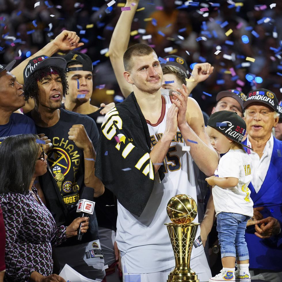 El pívot de los Nuggets de Denver Nikola Jokic celebra con sus compañeros tras ganar el campeonato de la NBA al vencer en el quinto partido de las Finales de la NBA al Heat de Miami.