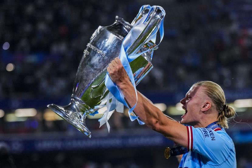 Erling Haaland levanta eufórico la copa de la Liga de Campeones de Europa conquistada por el Manchester City.