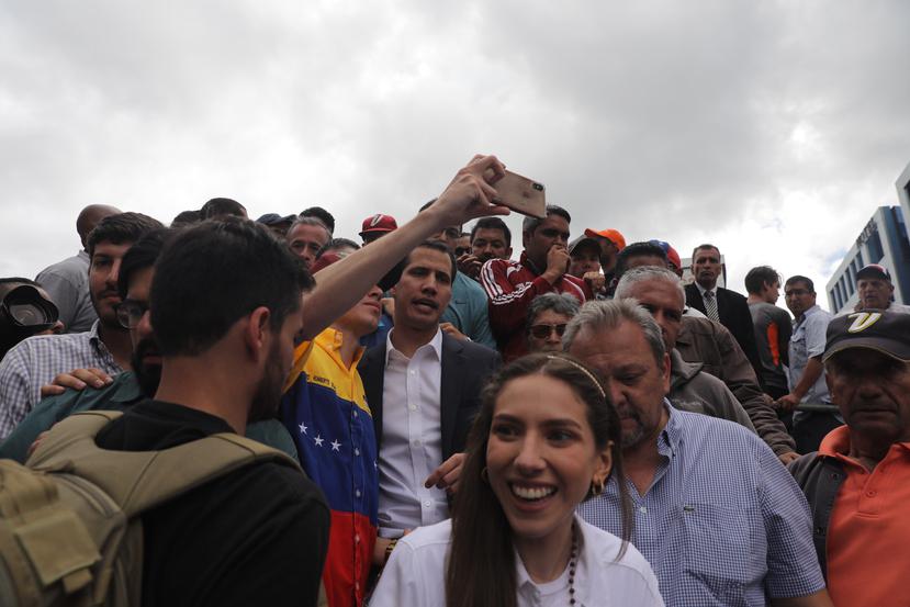 El presidente del Parlamento venezolano, Juan Guaidó (c), saluda a simpatizantes tras autoproclamarse presidente del país, en Caracas. (EFE)