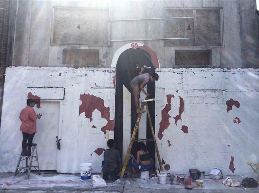 En la imagen se puede ver a las artistas trabajando en la réplica en una estructura en desuso en la ciudad de Nueva York. (Instagram/ Santurce es Ley)