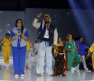 El cantante colombiano Maluma y su hermana Manuela Londoño directora de la fundación El arte de los sueños saludan al finalizar la pasarela de la marca Gef en colaboración con el cantante colombiano.