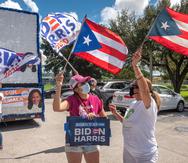 En la foto tomada a mediados de octubre en Miami un grupo de puertorriqueños se prepara para una caravana en apoyo al candidato demócrata a la presidencia de EE.UU. Joe Biden.