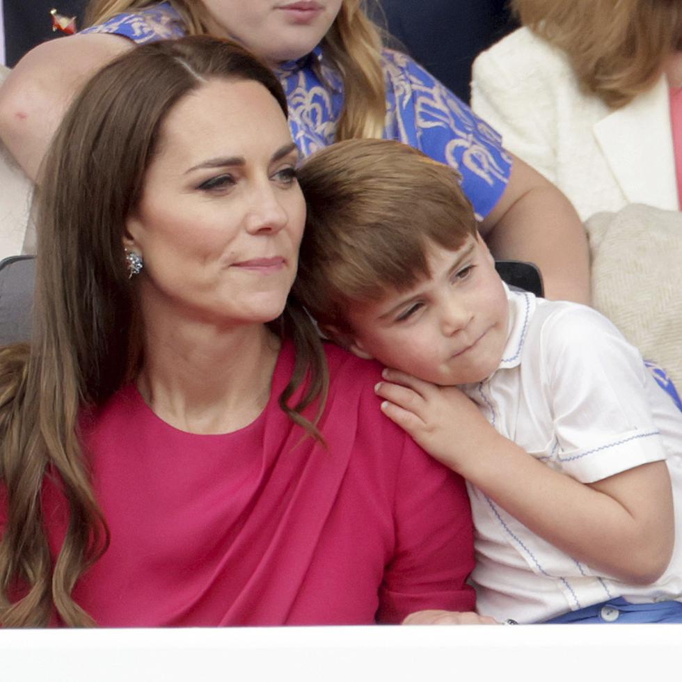 Kate Middleton junto a su hijo menor, el príncipe Louis.