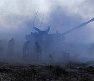 Un tanque de la artillería israelí lanza un ataque contra la Ciudad de Gaza.