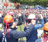 Miembros de la Confederación de Sindicatos de Corea del Sur (KCTU) participan en una marcha convocada con motivo del Día Internacional del Trabajo, en Seúl. (EFE)