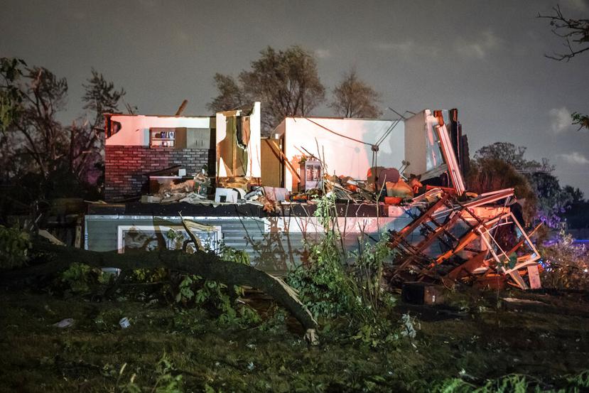 Una casa con daños después de que un tornado azotó el área en Woodridge, Illinois.