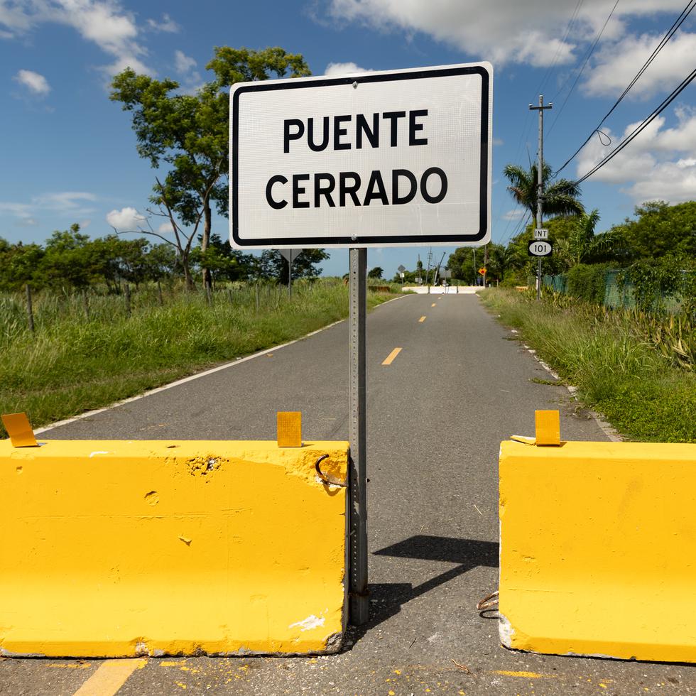 En Lajas, el puente situado en la carretera PR-303, a la altura del kilómetro 0.1, fue declarado en estado crítico por el gobernador Pedro Pierluisi tras ser clausurado debido a la socavación de sus fundaciones.