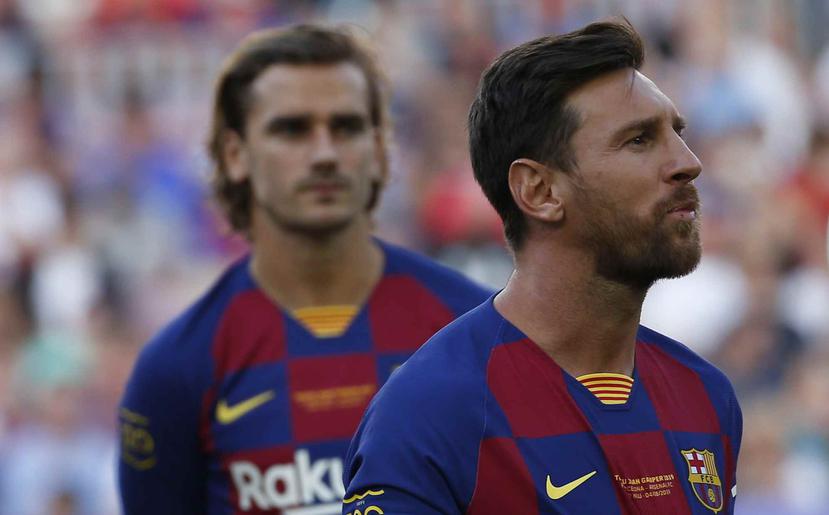 El astro de Barcelona Lionel Messi, derecha, mira junto a su compañero Antoine Griezman en un partido del 4 de agosto. (AP)