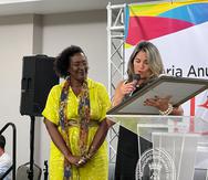 La autora Mayra Santos Febres fue homenajeada durante su clase magistral en la Feria Anual del Libro de Caguas.