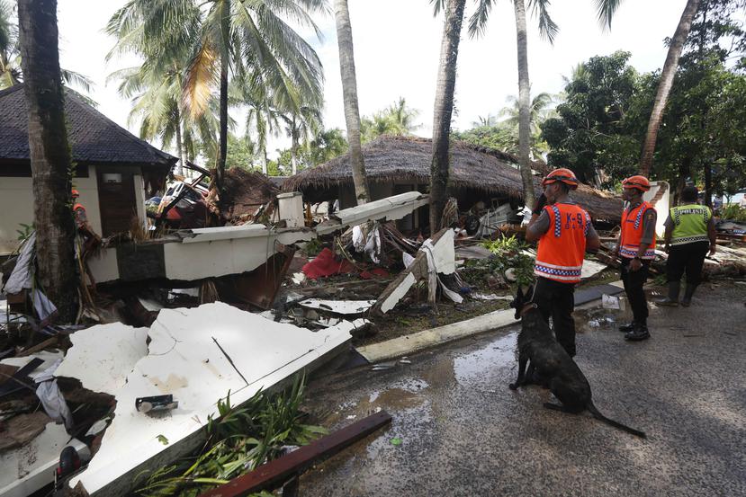 Un equipo de rescate busca víctimas del tsunami entre los escombros de un hotel en Banten, Indonesia. (EFE)