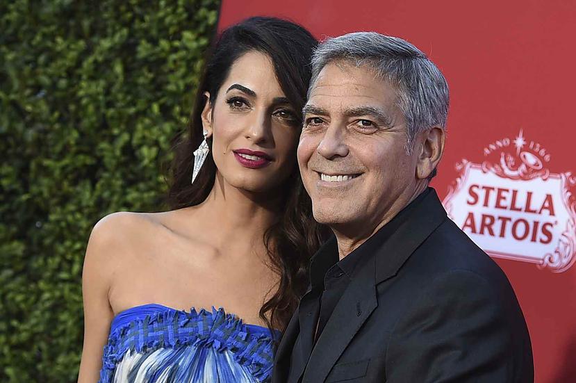 En esta foto del 22 de octubre del 2017, Amal Clooney y George Clooney llegan a la premiere de "Suburbicon" en Los Angeles. (Jordan Strauss/Invision/AP)