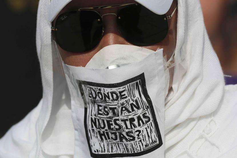 Un manifestante con una máscara contra la propagación del nuevo coronavirus que tiene un mensaje que dice “¿Dónde están nuestros hijos?” participa en una protesta de madres de niños desaparecidos en la Ciudad de México hoy. (AP)