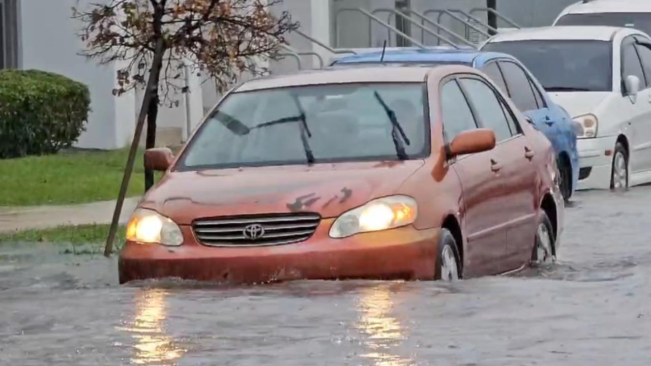 Captado en video: carros bajo agua en San Juan y tapón monumental por la lluvia