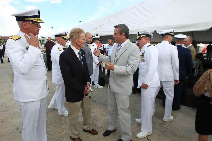Bill Nelson junto a García Padilla durante una de las visitas a Puerto Rico en el 2015. (GFR Media)