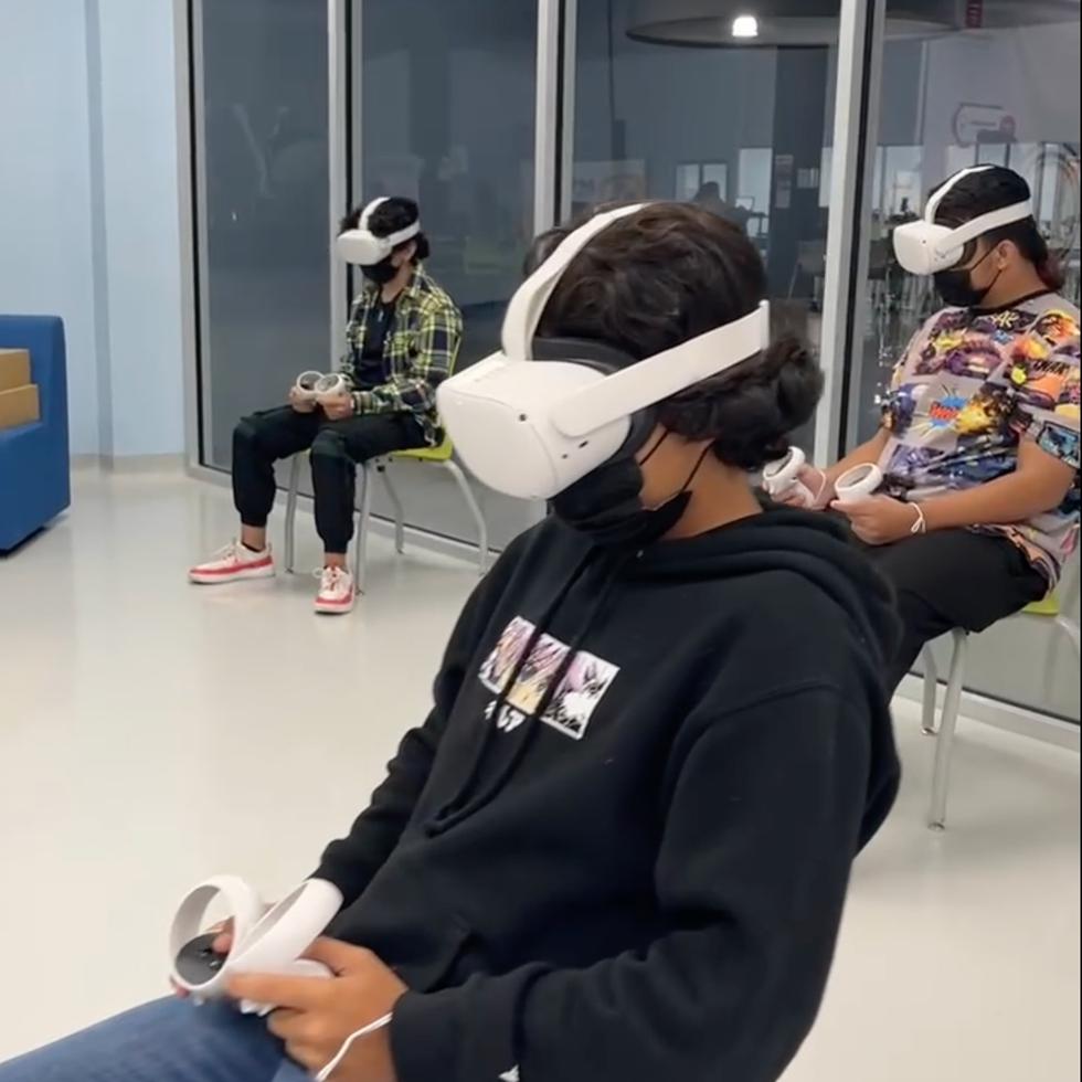 Al momento, Dewey University utiliza el equipo de realidad virtual Oculus y para adentrarse al metaverso. En la foto, algunos de los estudiantes que participaron del Summer Bridge con sus gafas de inmersión.
