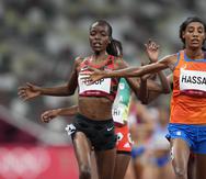 Agnes Tirop (izquierda) cruza la meta de los 5,000 metros en una carrera preliminar en Tokio el pasado verano.