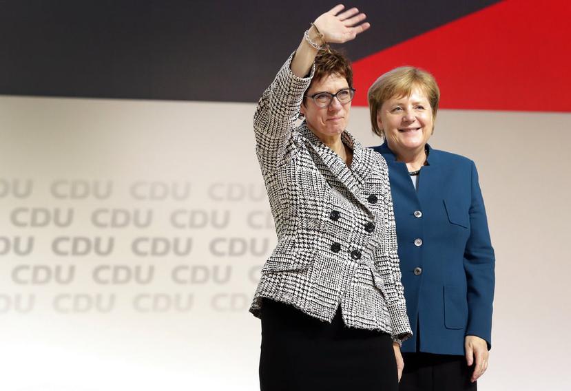 Annegret Kramp-Karrenbauer (i) es acompañada por Angela Merkel (d), luego de ser electa como jefa del partido CDU, en Hamburgo, Alemania. (AP)
