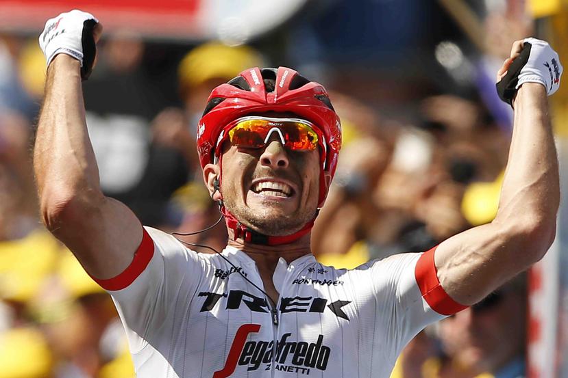 El alemán John Degenkolb festeja tras cruzar la meta y ganar la novena etapa del tour de Francia en Roubaix. (AP)