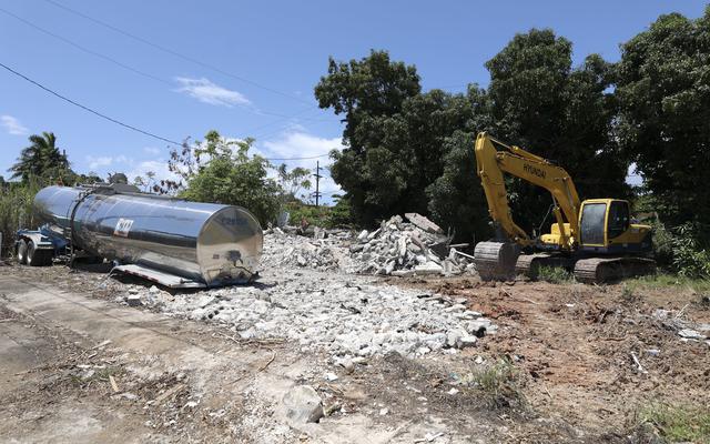 Demolición sin autorización provoca accidente en Puerto Nuevo y deja en suspenso canalización del río Piedras