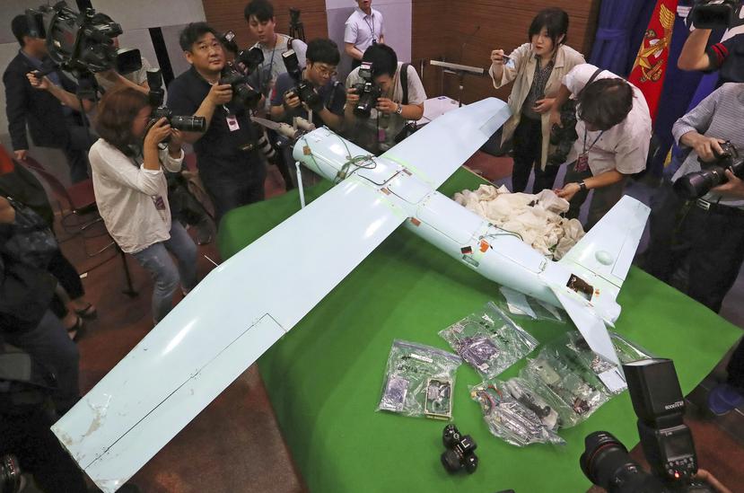 Corea del Sur no pudo derribar ninguno de los drones en esta ocasión. Esta imagen del año 2017 muestra un presunto dron norcoreano que fue capturado y mostrado a la prensa por el Ministerio de Defensa en Seúl.