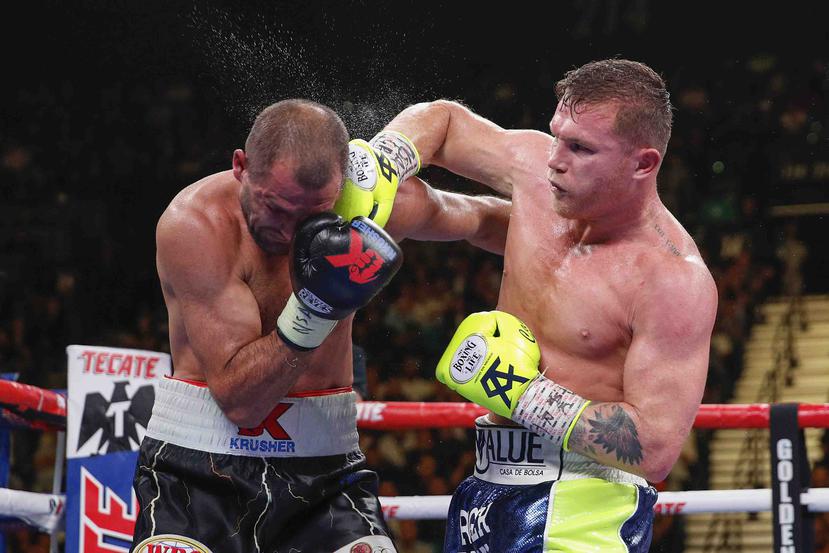 Canelo Álvarez propina un golpe a Sergey Kovalev durante la pelea del sábado 2 de octubre en Las Vegas, Nevada. (AP/John Locher)
