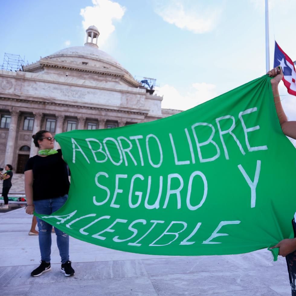 Durante la discusión de las medidas en vistas públicas, se llevaron a cabo manifestaciones frente al Capitolio.